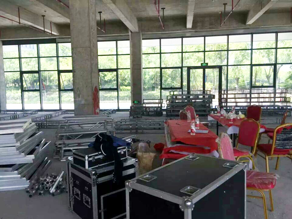 首屆濱江建材家居萬(wàn)人團購砍價(jià)會(huì )