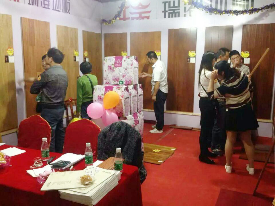 首屆濱江建材家居萬(wàn)人團購砍價(jià)會(huì )